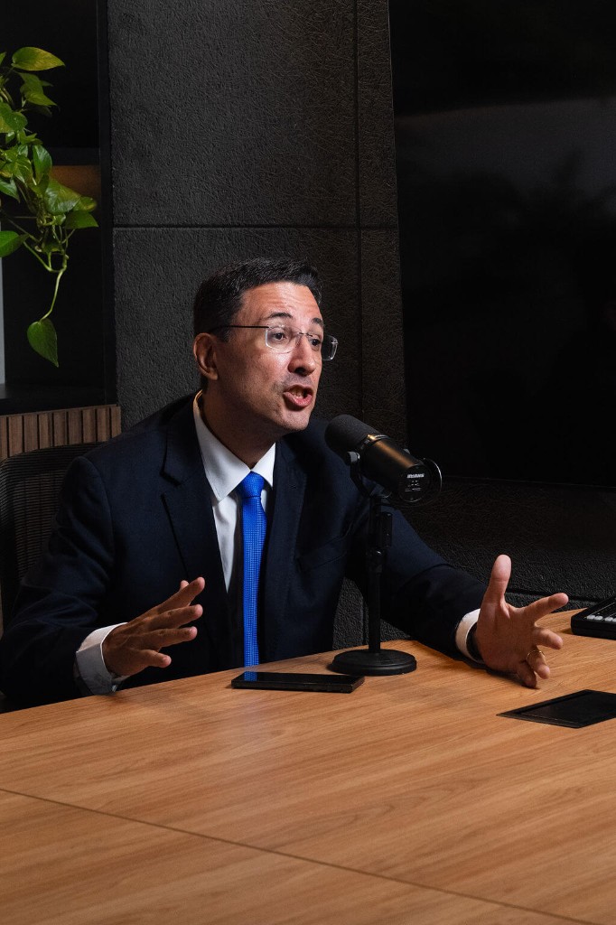 Edson Alcantara em estúdio de gravação